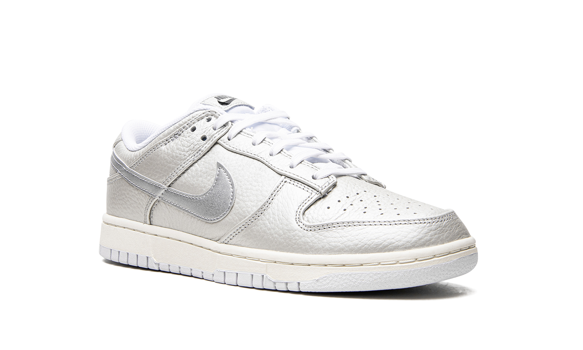 Dunk Low "Metallic Silver" DX3197 095