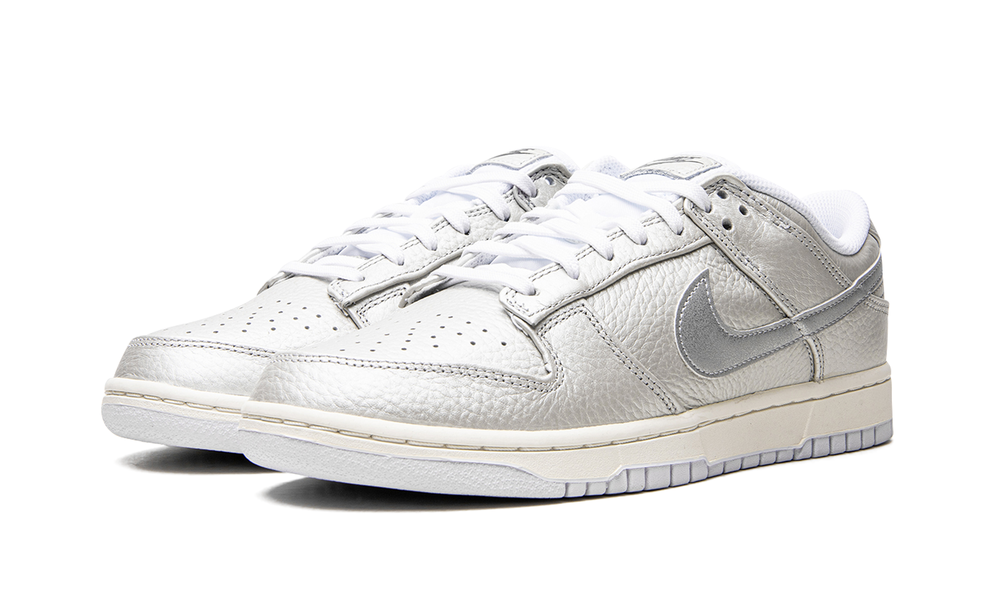 Dunk Low "Metallic Silver" DX3197 095