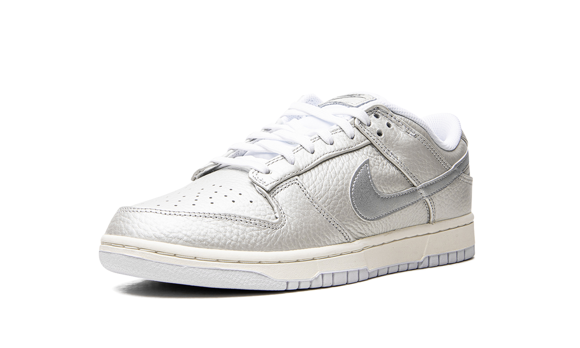 Dunk Low "Metallic Silver" DX3197 095